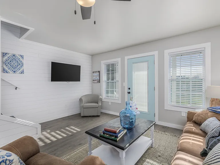 1961 Lakeshore Dr — Photo 3