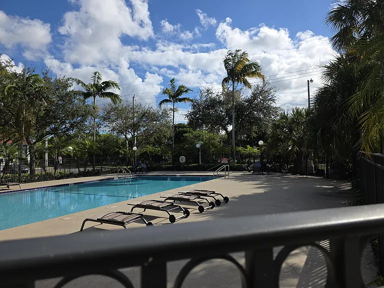 1542 Lake Crystal Dr #H — Photo 36