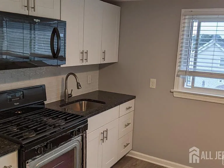 321 Augusta St — Photo 10