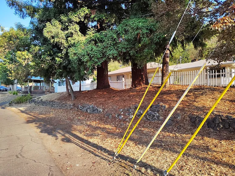 1812 NW Dogwood St — Photo 2