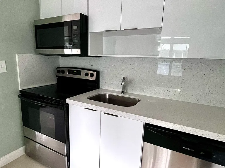 815 SW 2nd St — Photo 2