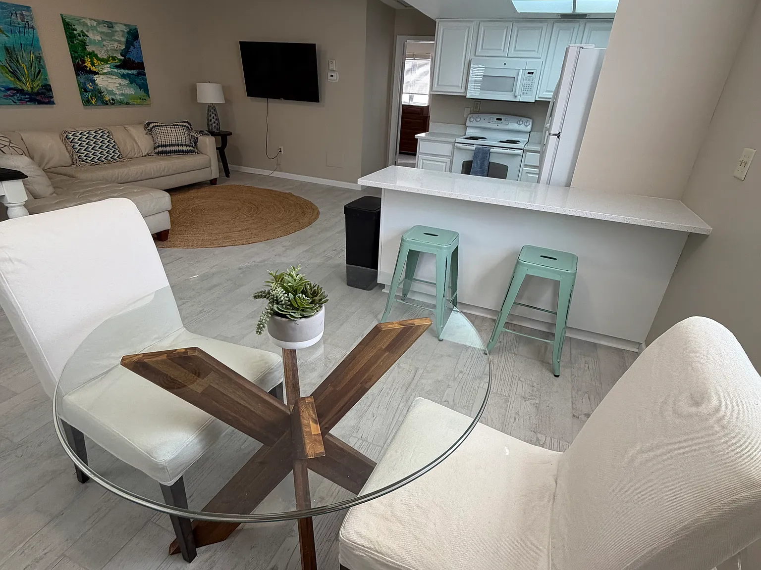 1 bed, 696 sqft, $2,000 — Photo 3