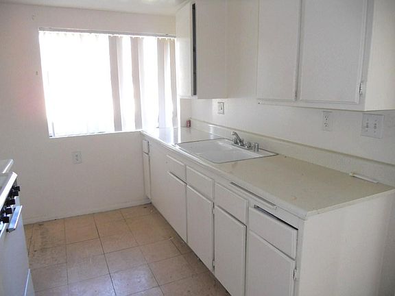 3rd image of 858 E Main St