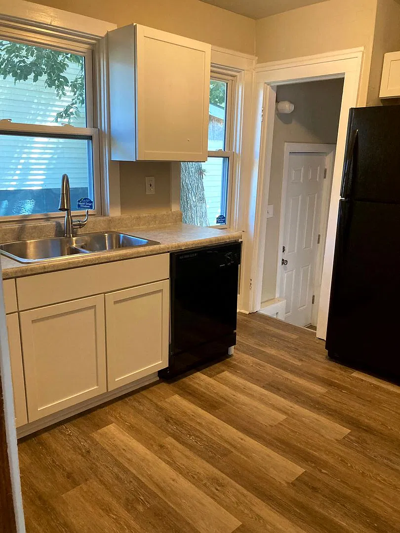 Beautiful updated 3 Bedroom -1 Bath home - located on the East Side of Des Moines — Photo 2