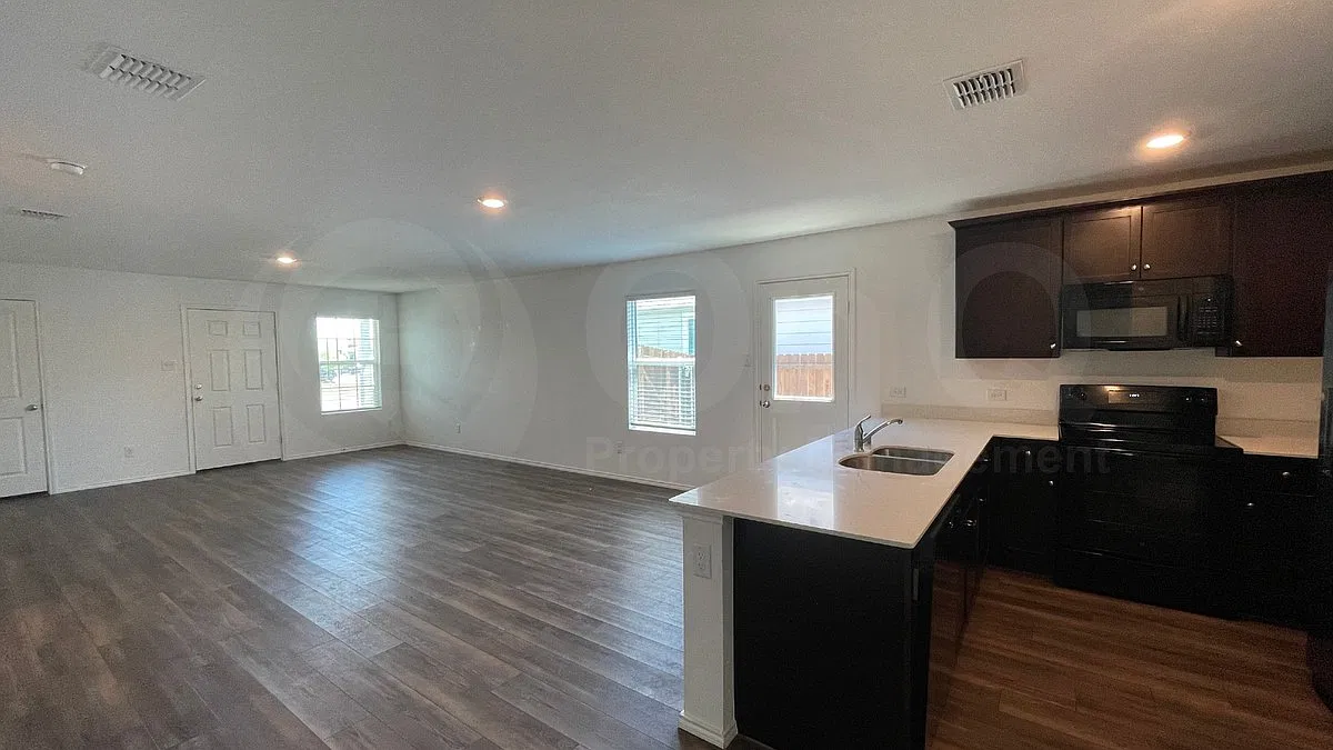 3 bed, 2.0 bath, 1300 sqft, $1,900 — Photo 4