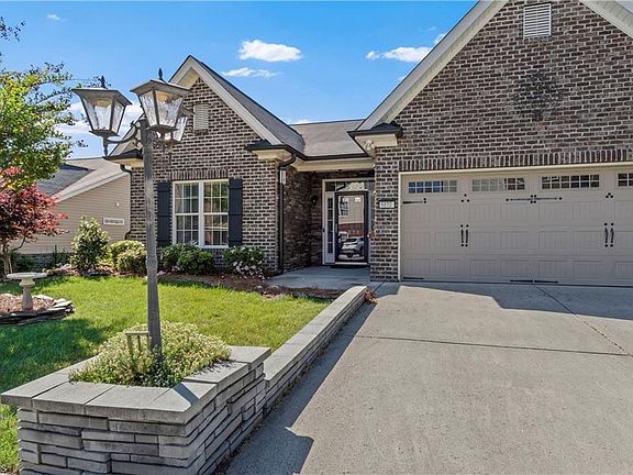 3rd image of 6870 Hanesbrook Cir