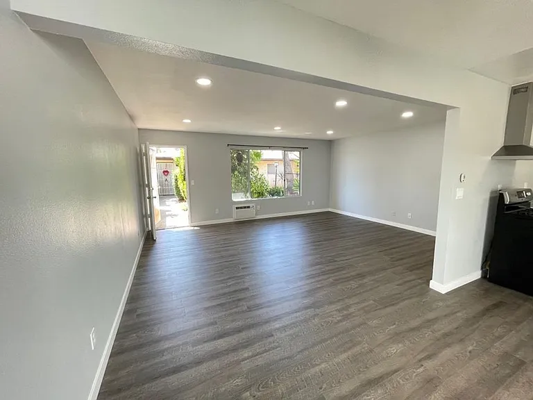 1302 Arlington Pl — Photo 2