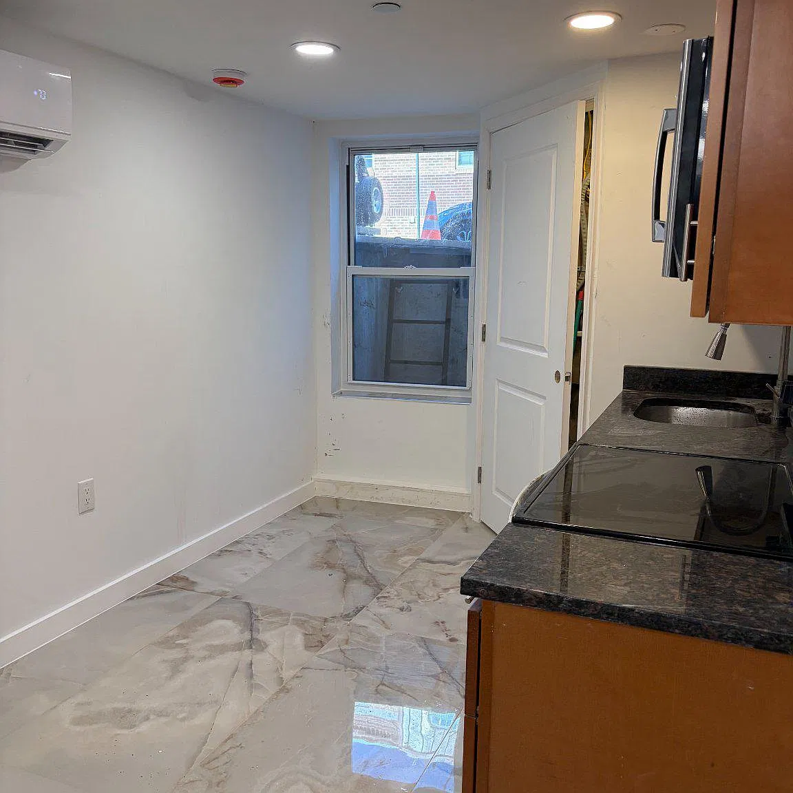 2 bed, 2.0 bath, 900 sqft, $2,500 — Photo 2