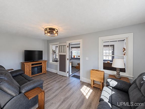 3rd image of 211 E G St