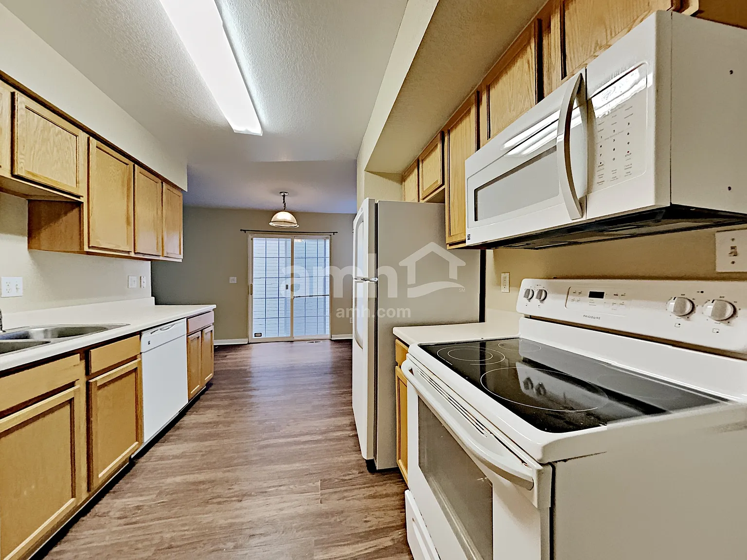 3 bed, 2.5 bath, 1284 sqft, $2,505 — Photo 2