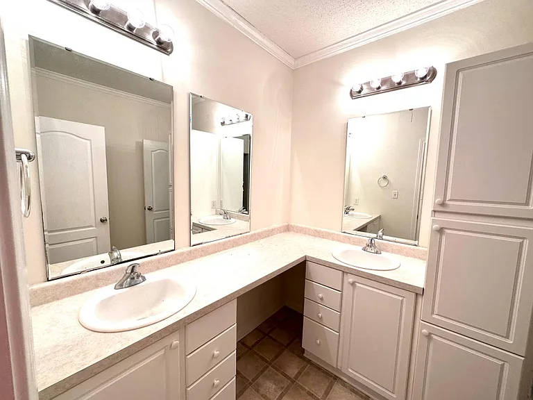 205 Shelton St — Photo 18