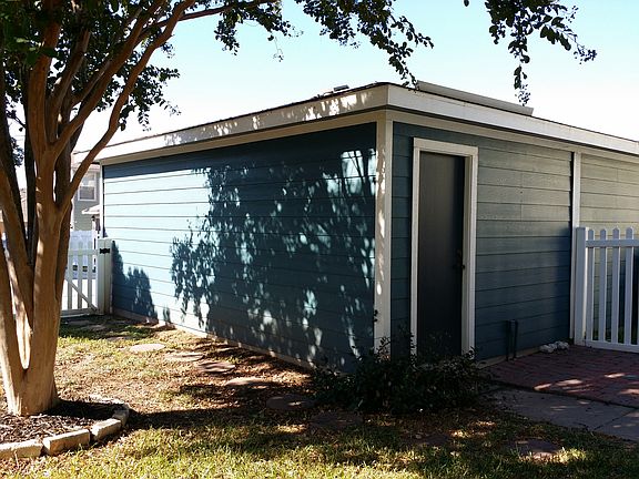 Detached garage