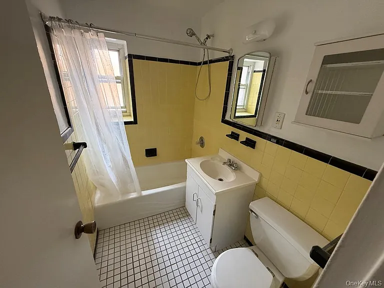 221 Middle Neck Rd #C1 — Photo 17