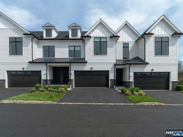 37 Feldman Ct, Paramus, NJ 07652