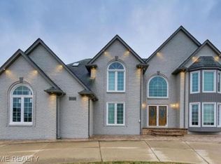 5028 Homestead Dr, Sterling Heights, MI 48314