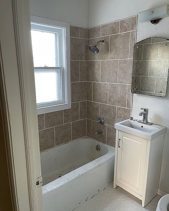 1st image of 105 W Burleigh St
