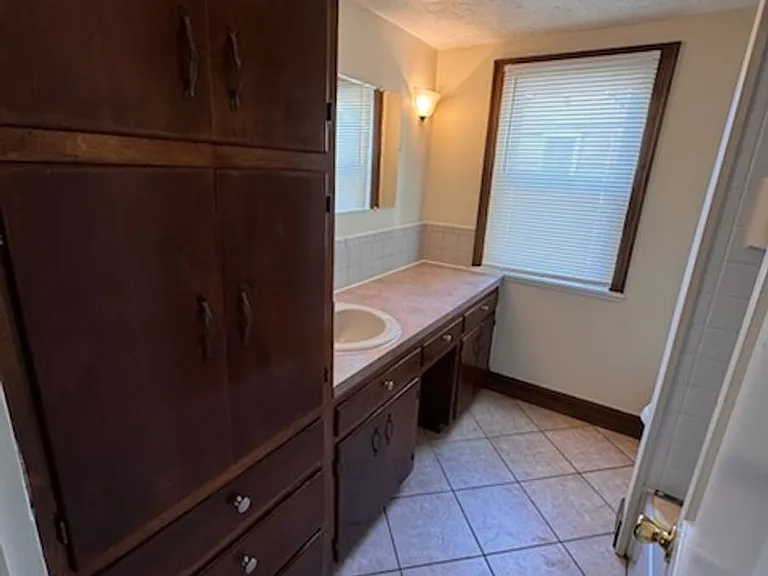 833 Lawrence Ave — Photo 20
