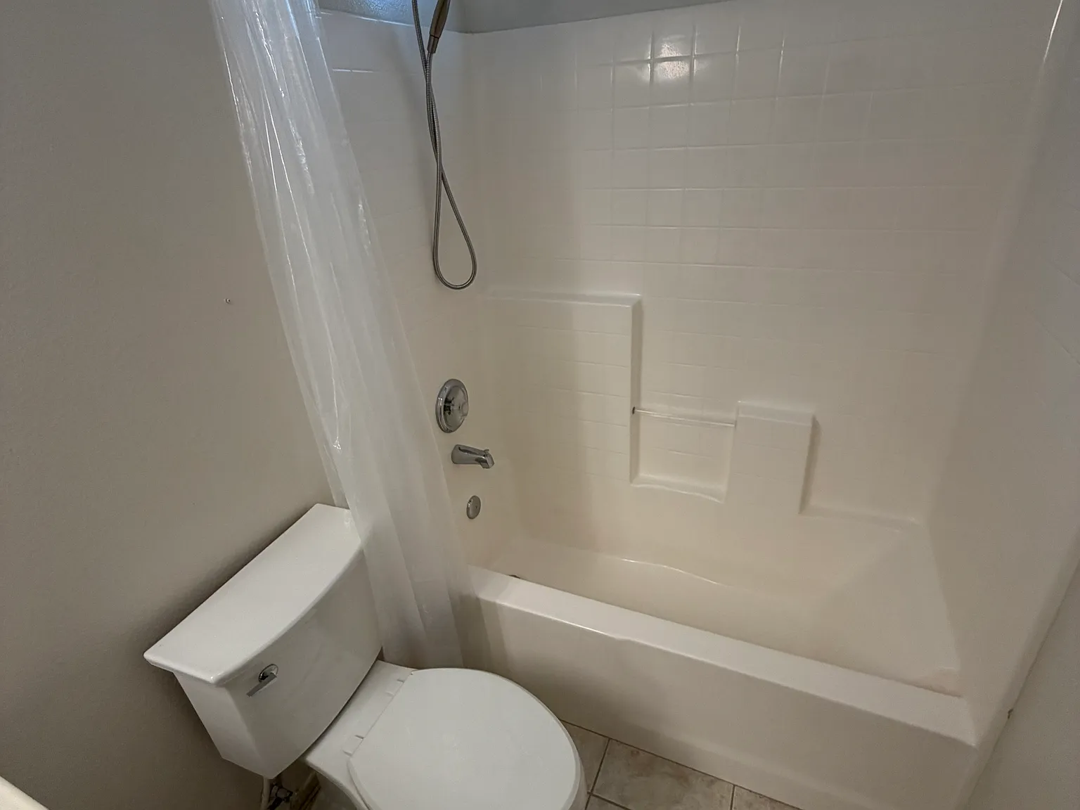 3 bed, 2076 sqft, $3,200 — Photo 3
