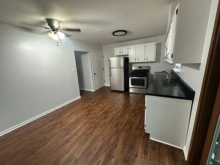 2733 Yeoman St — Photo 2