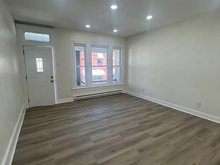 1207 W Norwegian St — Photo 3