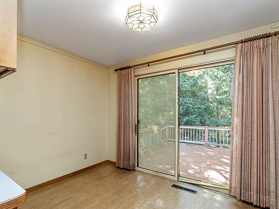 3rd image of 900 Deerfield Ct
