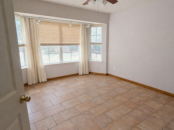 5th image of 352 Rainbow Ln