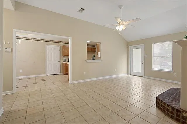 3 bed, 2.0 bath, 1400 sqft, $1,800 — Photo 3