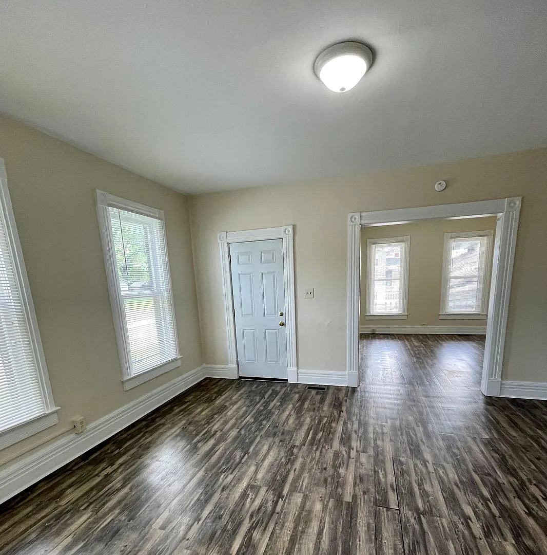 2 Bedroom Home with Garage! — Photo 3