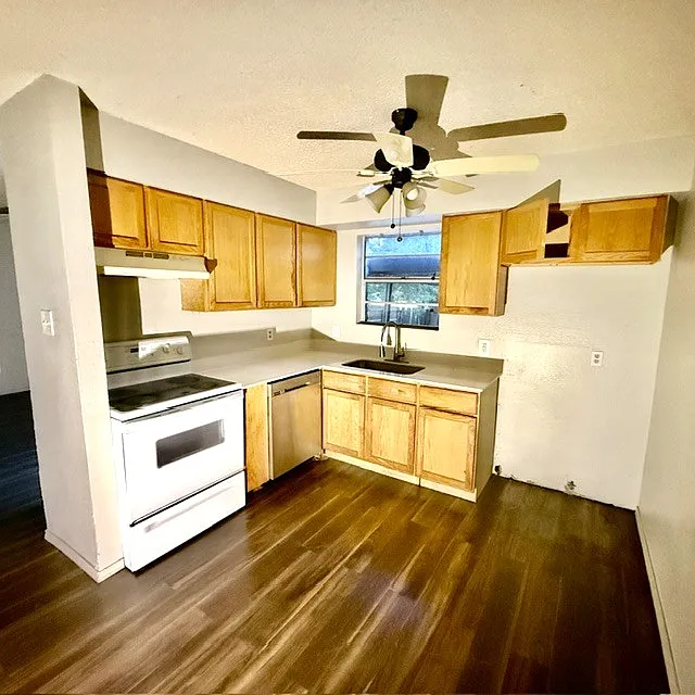 933A NW Summercrest Blvd — Photo 1
