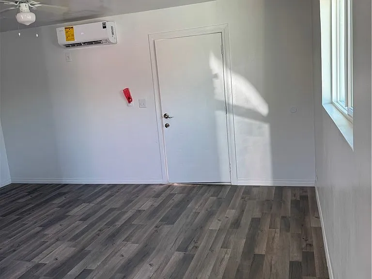 1124 Ramona Ave — Photo 3