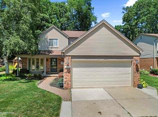 18059 Fox Pointe Dr, Clinton Township, MI