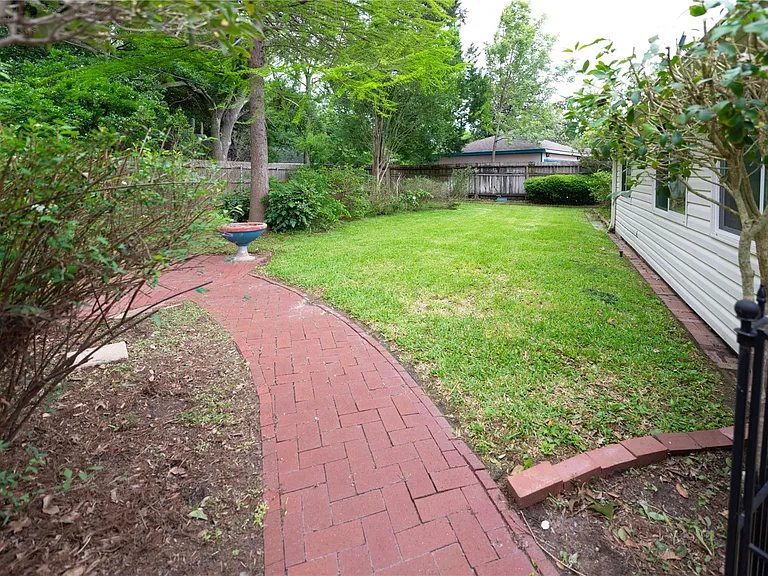 7546 Maple Tree Dr — Photo 46