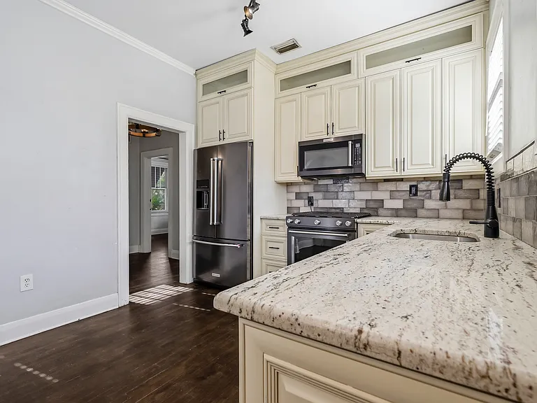 702 W Warren Ave — Photo 7
