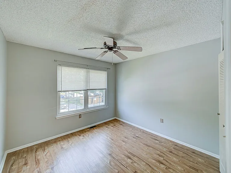96 Versailles Ct — Photo 25