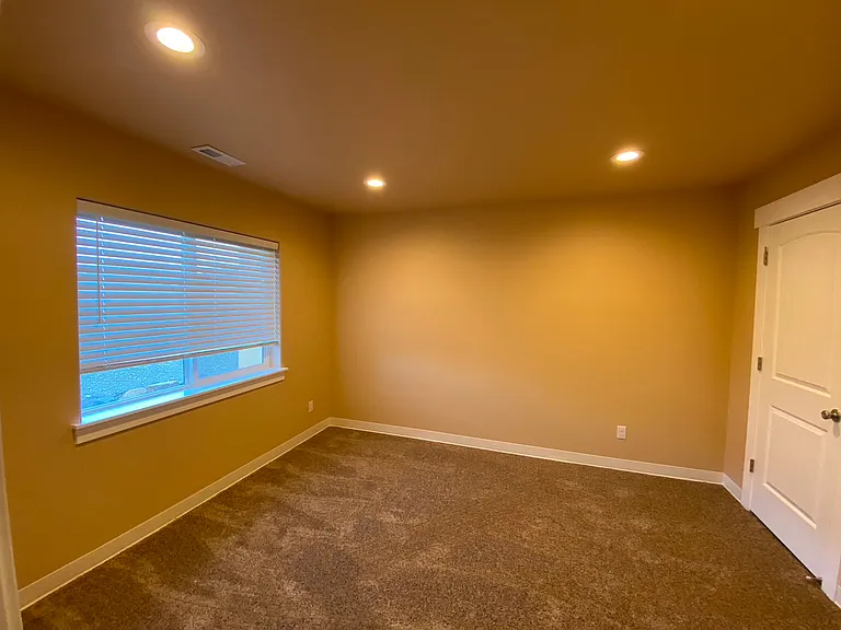 Rosencrans Apartment Homes — Photo 13