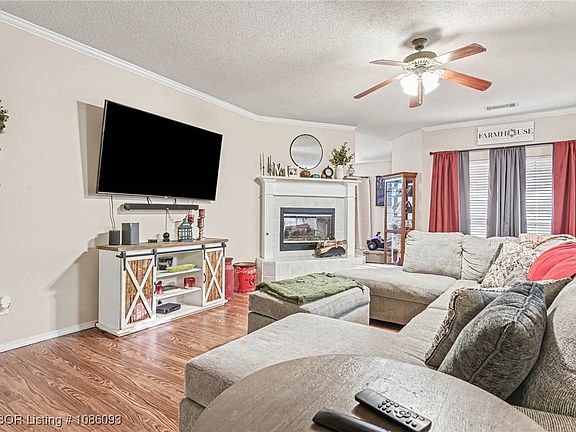 2nd image of 3310 Glen Flora Way