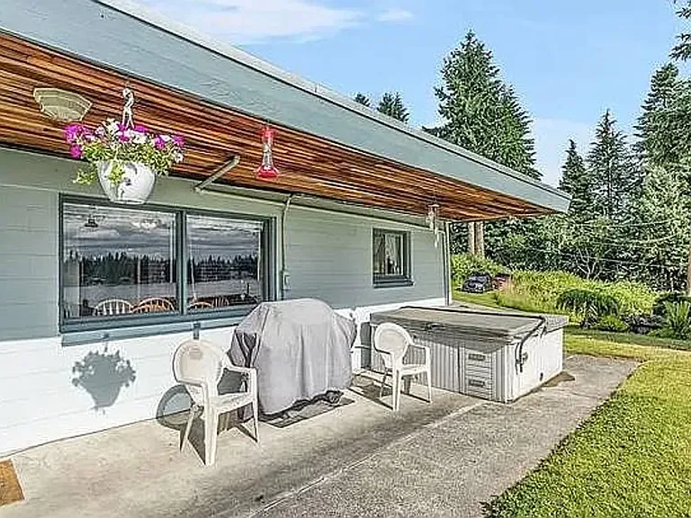 16210 Larch Way — Photo 3