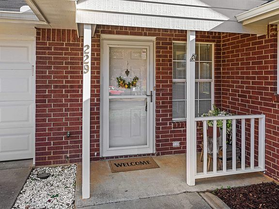 4th image of 229 Willowbrook Ln