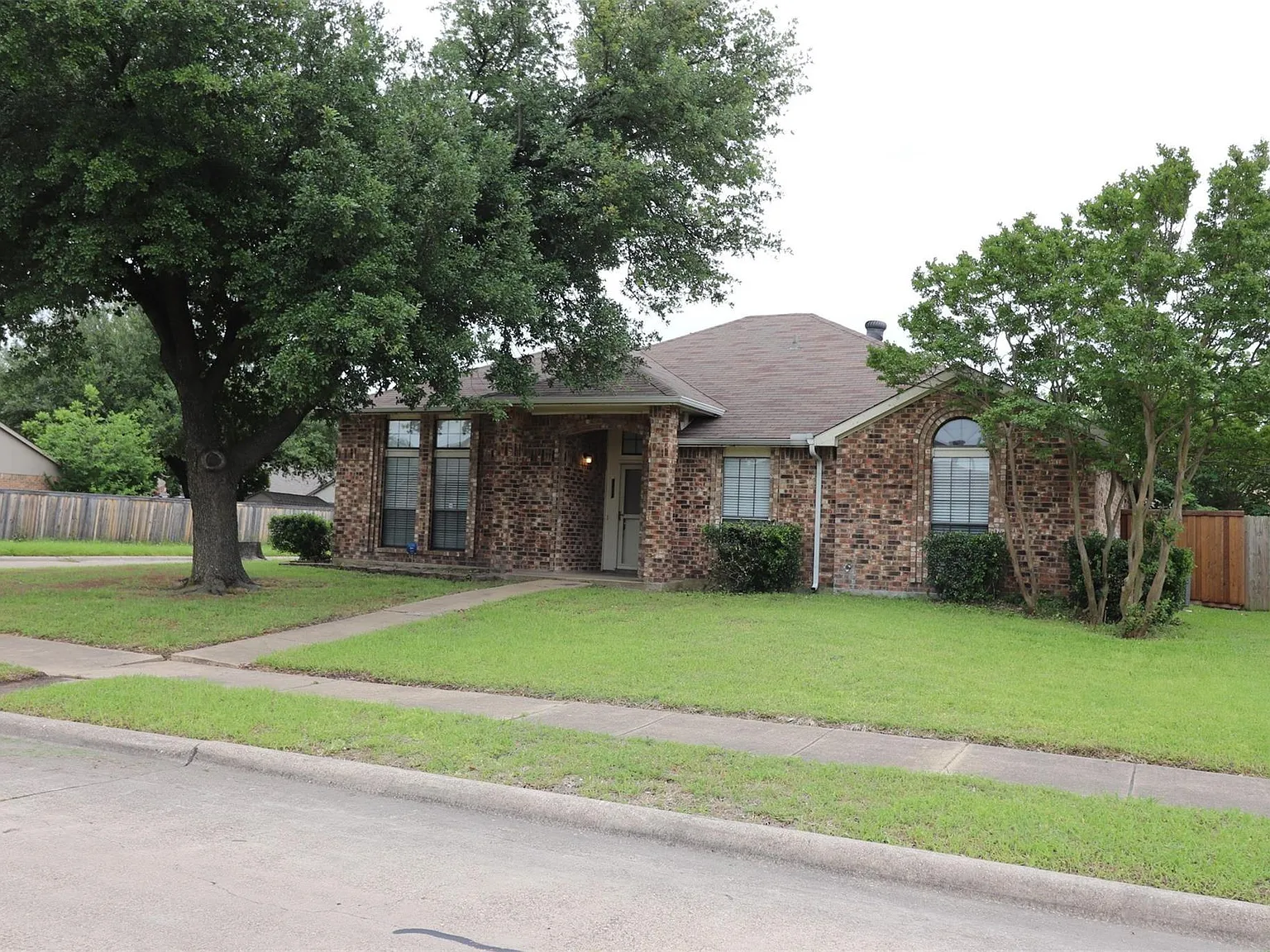 4 bed, 2276 sqft, $2,300 — Photo 2