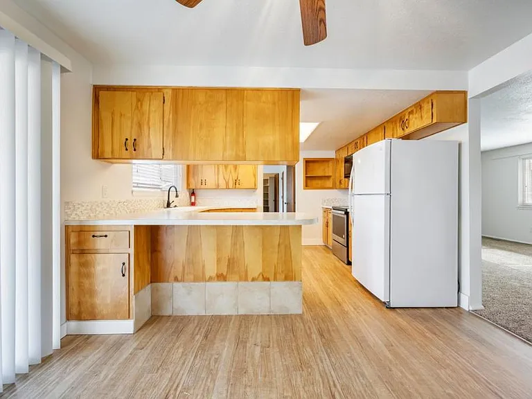 688 W State St — Photo 11