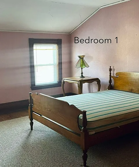middle bedroom