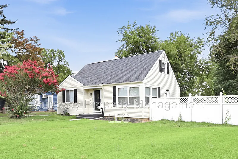 3 bed, 1.0 bath, 1252 sqft, $2,350 — Photo 2