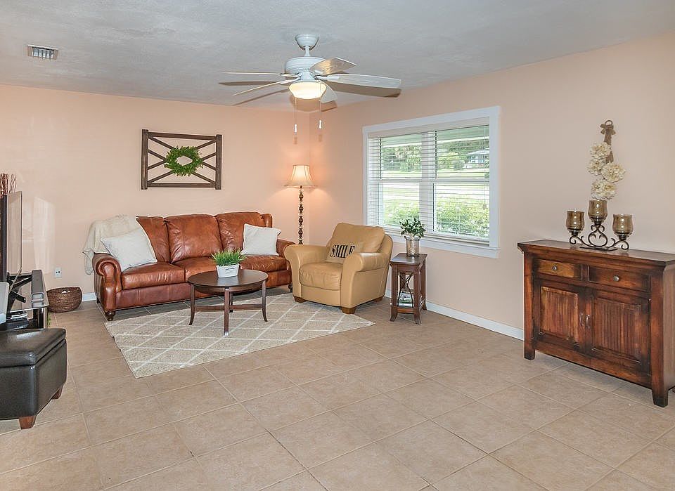 1st image of 470 Casuarina Cir