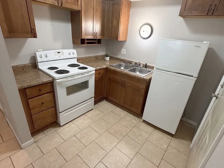 217 NW College Ave — Photo 2