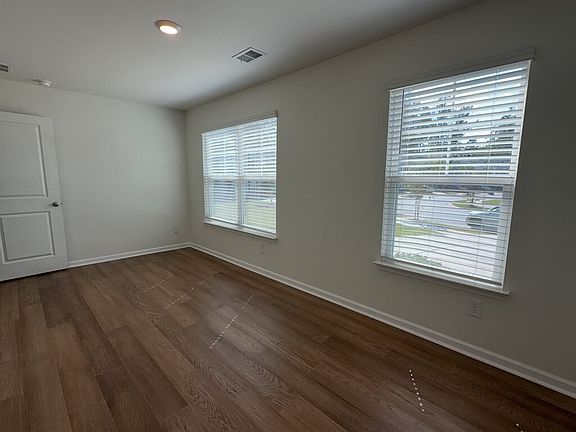 4th image of 214 Spencer Cir