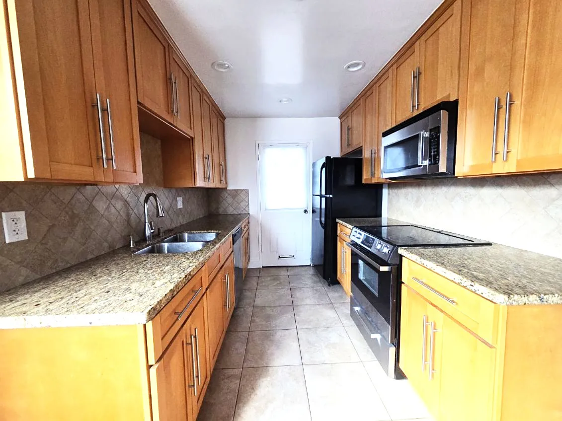 Building Photo - 1224 S Barrington Ave #201