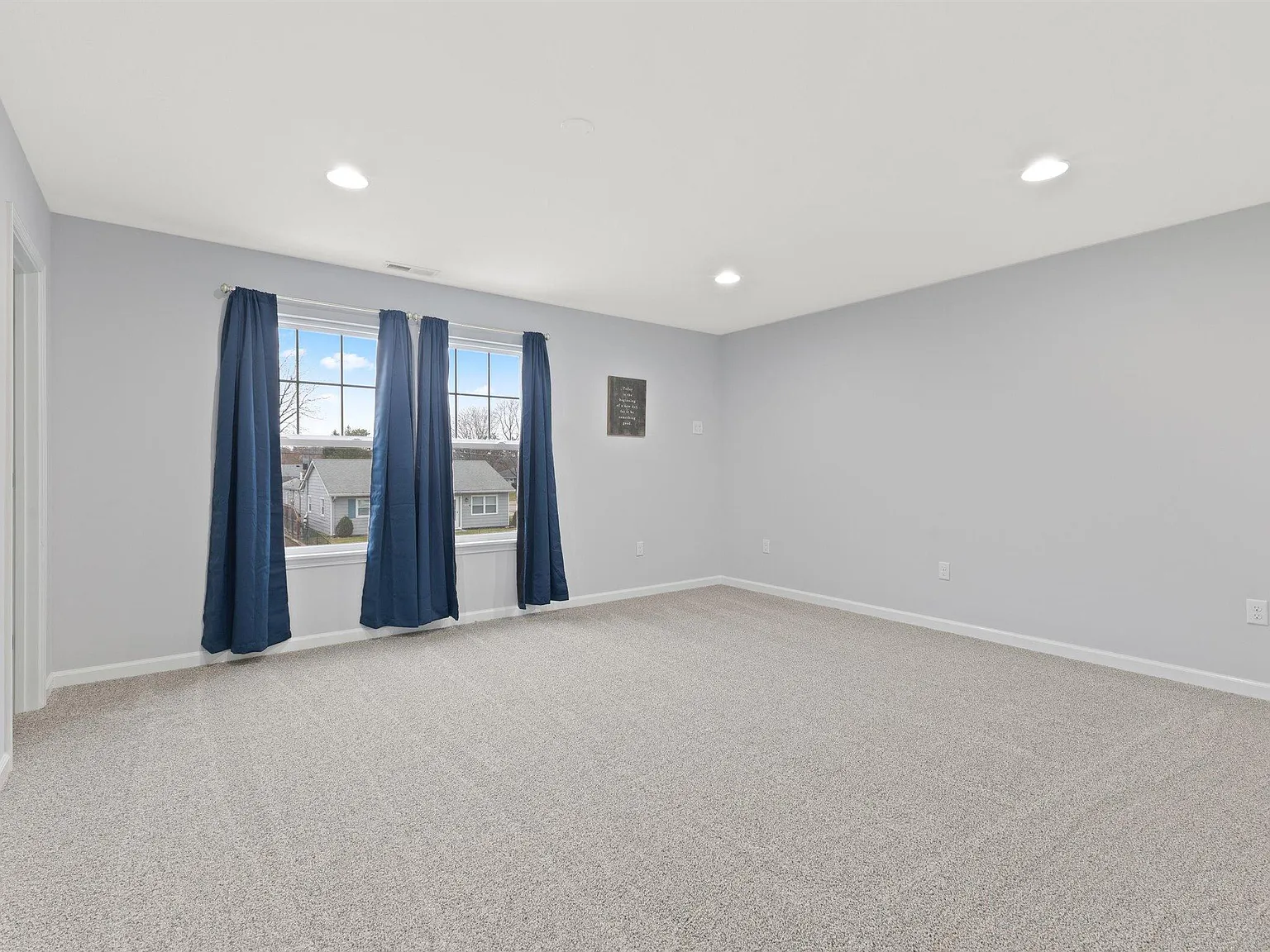 4 bed, 3.5 bath, 2606 sqft, $819 — Photo 2