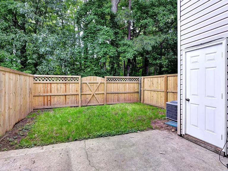 404 Crescent Ct — Photo 22