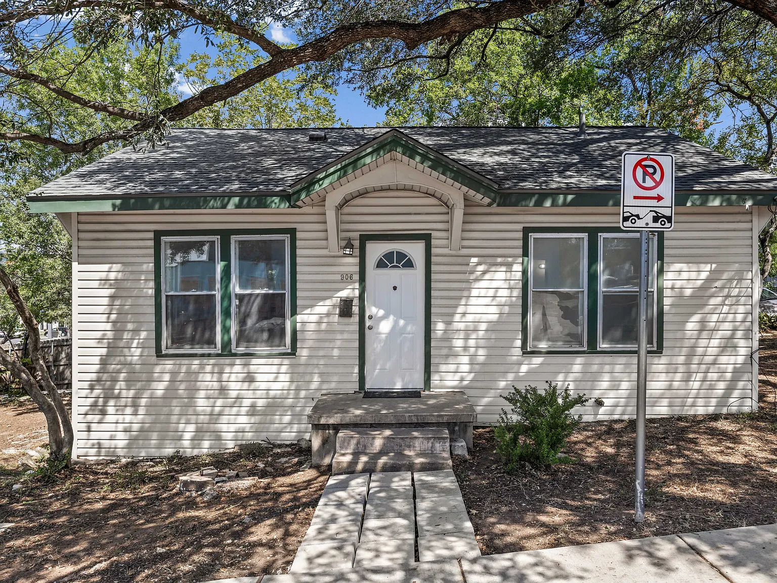2 bed, 1.0 bath, 780 sqft, $1,700 — Photo 1