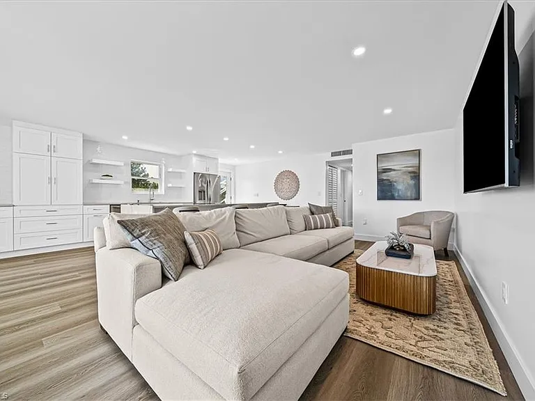 1910 Gulf Shore Blvd N #107 — Photo 9